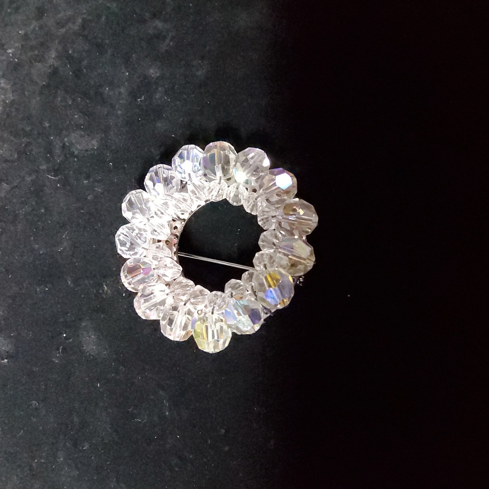 Vintage AB circle iridescent brooch - Picture 3 of 4